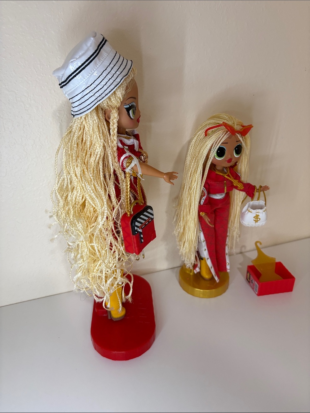 Set of. 2 L.O.L. SWAG Surprise Fierce Fashions Dolls in Red and Gold Outfits - Picture 6 of 14